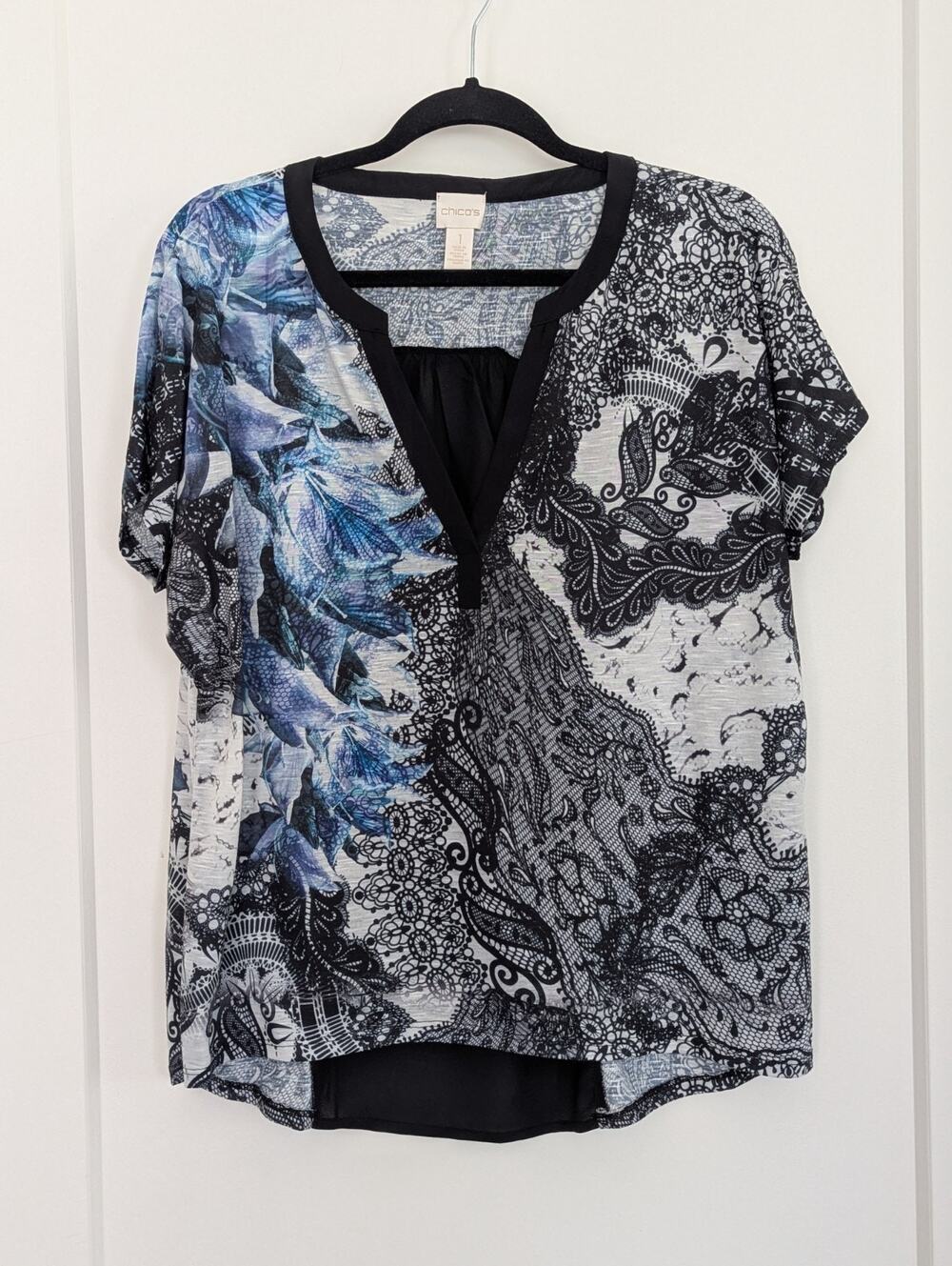 Chico's Size 1(M) Mixed Media Print Top Split /V-Neck Short Sleeve Black Blue